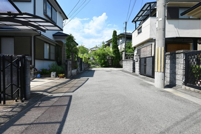 宝塚市米谷1丁目中古戸建｜3LDK＋駐車1台可の前面道路含む現地写真|東側前面道路　幅員約4.7ｍ