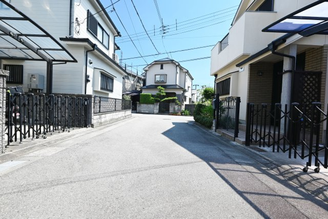宝塚市米谷1丁目中古戸建｜3LDK＋駐車1台可の前面道路含む現地写真|東側前面道路　幅員約4.7ｍ