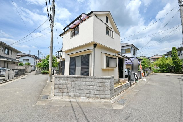 宝塚市米谷1丁目中古戸建｜3LDK＋駐車1台可の外観|開放的な南東角地に位置しているので、陽当たりも良好です。