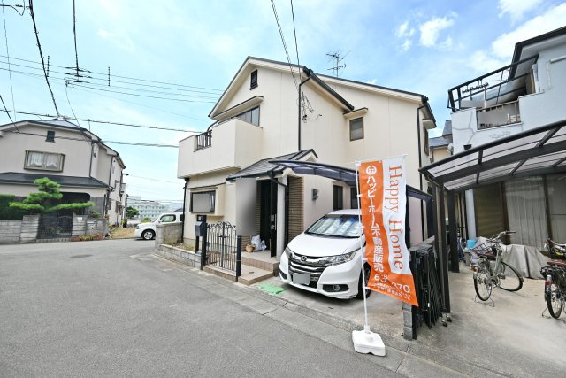 宝塚市米谷1丁目中古戸建｜3LDK＋駐車1台可の外観|LDKは広々21.5帖！屋根付き車庫もございます。