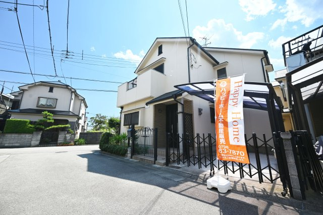 宝塚市米谷1丁目中古戸建｜3LDK＋駐車1台可の外観|LDKは広々21.5帖！屋根付き車庫もございます。