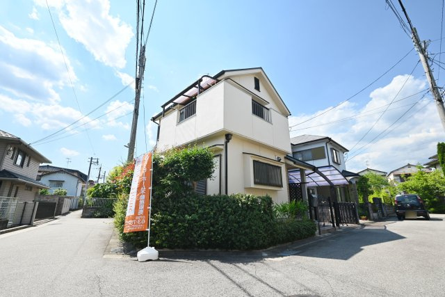 宝塚市米谷1丁目中古戸建｜3LDK＋駐車1台可の外観|開放的な南東角地に位置しているので、陽当たりも良好です。