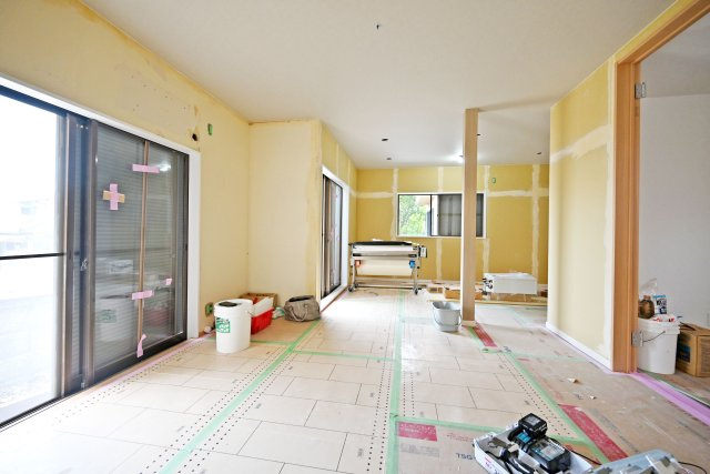宝塚市米谷1丁目中古戸建｜3LDK＋駐車1台可の居間・リビング|大きな窓からたっぷりと陽光が差し込み、明るく爽やかなリビングを演出。ご家族みんなが心地よく過ごせる空間です。
