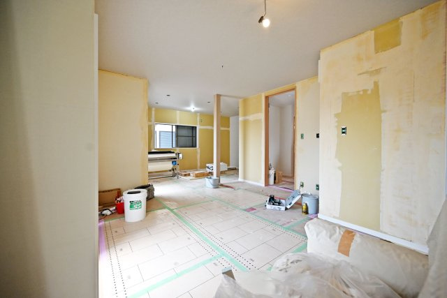 宝塚市米谷1丁目中古戸建｜3LDK＋駐車1台可の居間・リビング|開放感と居心地の良さを兼ね備えたリビング空間。ご家族それぞれが思い思いの時間を過ごせる、くつろぎの場所となっています。