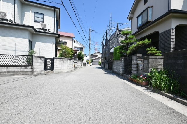 宝塚市米谷1丁目中古戸建｜3LDK＋駐車1台可の前面道路含む現地写真|南側前面道路　幅員約4.8ｍ