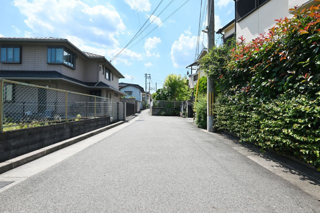 宝塚市米谷1丁目中古戸建｜3LDK＋駐車1台可の前面道路含む現地写真|南側前面道路　幅員約4.8ｍ