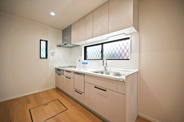 宝塚市中州1丁目中古戸建｜3LDK＋駐車1台可のキッチン|IHクッキングヒーターや食洗機に加え、吊戸棚や引き出し収納も充実。調理器具や食器をすっきり片付けやすく、作業スペースを広く使えます。
