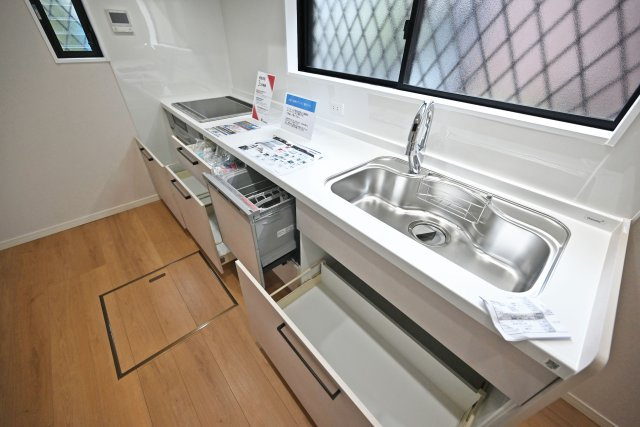 宝塚市中州1丁目中古戸建｜3LDK＋駐車1台可のキッチン|引き出し式の収納を備え、調理器具やキッチン用品をまとめてしまえるキッチン。奥まで見渡しやすく、必要なものをサッと取り出せるのも◎