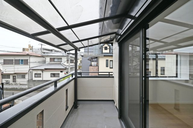 宝塚市中州1丁目中古戸建｜3LDK＋駐車1台可のバルコニー|東側に設けたバルコニー。屋根があるため、急な雨にも対応しやすいのがポイントです。主寝室からそのまま出入りでき、洗濯物を干す・取り込む動作もスムーズに行えます。