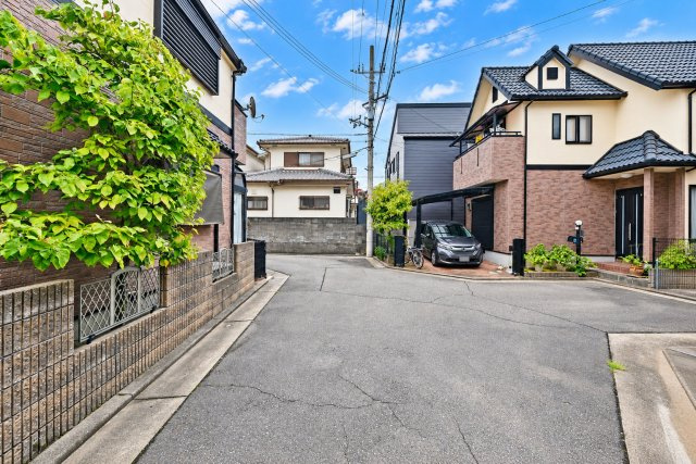 宝塚市中州1丁目中古戸建｜3LDK＋駐車1台可の前面道路含む現地写真|東側前面道路　幅員4.3ｍ