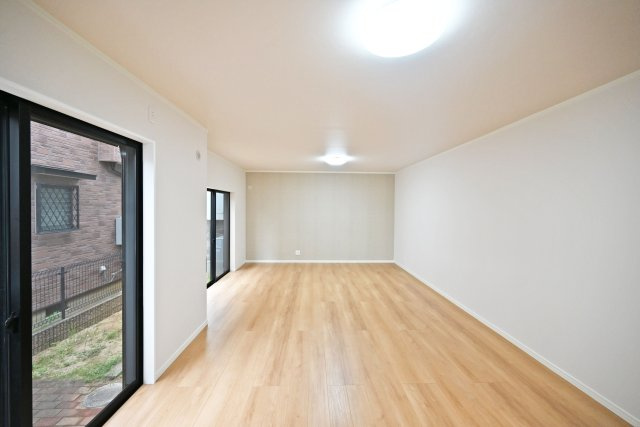 宝塚市中州1丁目中古戸建｜3LDK＋駐車1台可の居間・リビング|大きな窓を2面に設け、自然光が入りやすい空間です。壁面が広く、ソファやテレビなど家具のレイアウトを考えやすいのもポイントです。