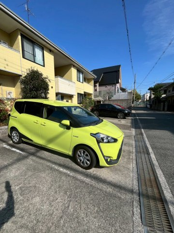 ピア甲風園の駐車場