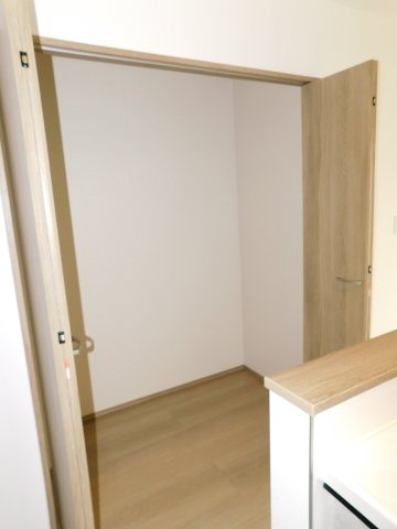 名古屋市港区東茶屋１丁目の新築一戸建の収納|◇リビング収納◇　　キッチン横で、キッチン用品や日用品が収納できるパントリーとしても利用できます！