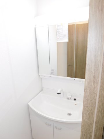 名古屋市港区東茶屋１丁目の新築一戸建の独立洗面台|◇洗面室◇　　三面鏡シャンプードレッサー　くもり止め仕様