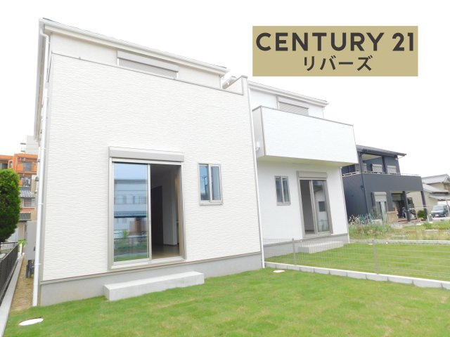 名古屋市港区東茶屋１丁目の新築一戸建の庭|☆Ａ号棟☆　　新価格！！いつでも見学できます♪（お問合せ当日、平日、水曜、夜間でもＯＫ）　敷地４４．７１坪！　駐車並列２台ＯＫ　天然芝の広い庭♪　ワイドバルコニー！　小・中学校や商業施設など近隣充実♪