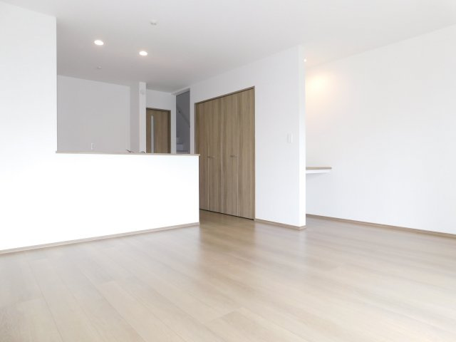名古屋市港区東茶屋１丁目の新築一戸建の居間・リビング|◇リビング◇　　南面で明るいリビング約１６．１２帖　リビング収納＋棚完備！