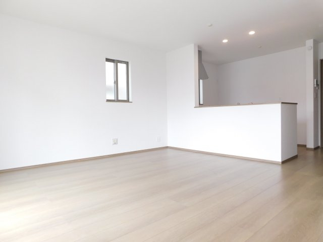名古屋市港区東茶屋１丁目の新築一戸建の居間・リビング|◇リビング◇　　南面で明るいリビング約１６．１２帖　リビングや庭の様子が見渡せる対面キッチン♪