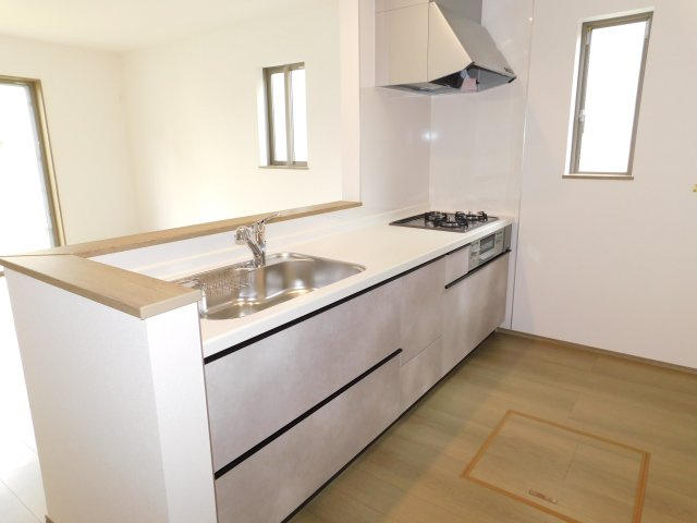 名古屋市港区東茶屋１丁目の新築一戸建のキッチン|◇キッチン◇　　人気の対面式・人造大理石カウンターシステムキッチン・浄水機能付ハンドシャワー・スローインクローズレール・静音仕様シンク・Ｓｉセンサーコンロ（３口）・床下収納庫