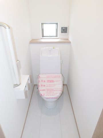 名古屋市港区東茶屋１丁目の新築一戸建のトイレ|◇トイレ◇　　トイレ２ヵ所　節水タイプ　リモコンパネル付き