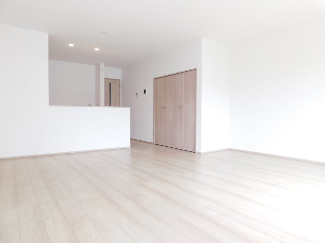 名古屋市港区東茶屋１丁目の新築一戸建の居間・リビング|◇リビング◇　　南面で明るいリビング約１８．５帖　リビング収納完備！