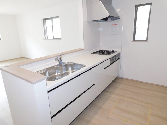 名古屋市港区東茶屋１丁目の新築一戸建のキッチン|◇キッチン◇　　人気の対面式・人造大理石カウンターシステムキッチン・浄水機能付ハンドシャワー・スローインクローズレール・静音仕様シンク・Ｓｉセンサーコンロ（３口）・床下収納庫