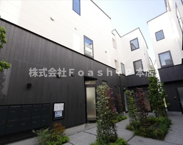 四谷アパートメントWのエントランス