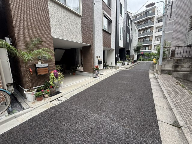 本駒込5丁目中古戸建の前面道路含む現地写真