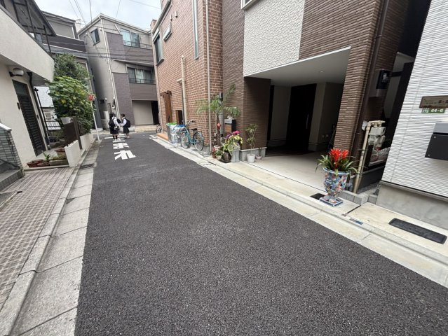 本駒込5丁目中古戸建の前面道路含む現地写真