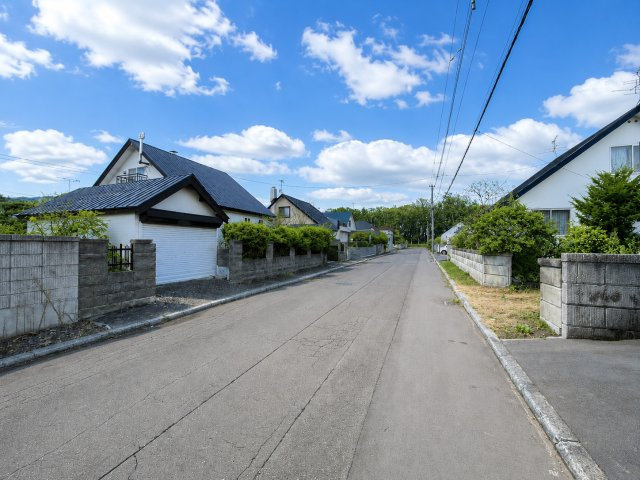 花川北３条５丁目 戸建の前面道路含む現地写真|南東側：前面道路はゆったりとした幅員８ｍ