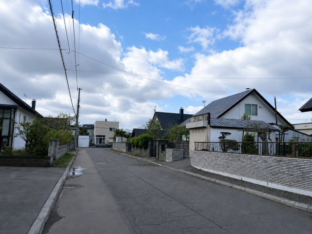 花川北３条５丁目 戸建の前面道路含む現地写真|南東側：前面道路はゆったりとした幅員８ｍ