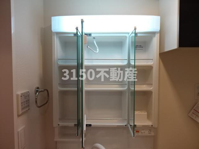 アジェラート15の洗面所|三面鏡