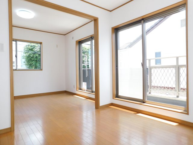 名古屋市北区中味鋺３丁目の中古一戸建の洋室|◇洋室◇　　南面で明るい洋室約１０．５帖　全居室収納完備！　バルコニー付き♪