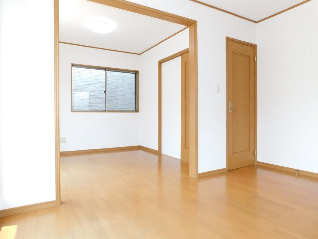 名古屋市北区中味鋺３丁目の中古一戸建の洋室|◇洋室◇　　南面で明るい洋室約１０．５帖　間地切りをすれば２部屋に出来ます。　全居室収納完備！　バルコニー付き♪
