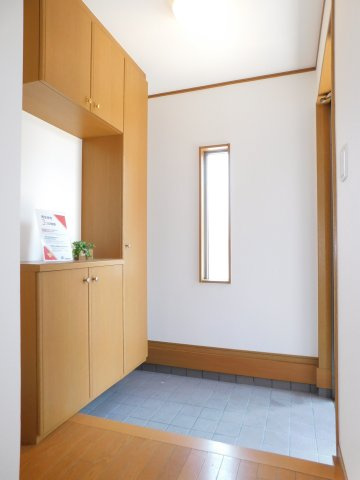 名古屋市北区中味鋺３丁目の中古一戸建の玄関|◇玄関収納◇　　家族の履物をしまっておける玄関収納♪　