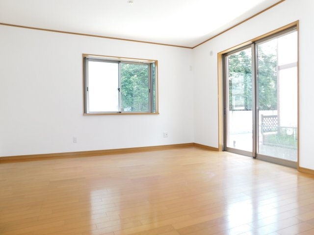 名古屋市北区中味鋺３丁目の中古一戸建の居間・リビング|◇リビング◇　　南面で明るいリビング　大きな窓の開放感のある空間♪