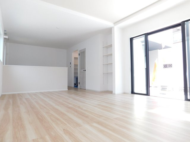 名古屋市北区西味鋺３丁目の新築一戸建の居間・リビング|◇リビング◇　　南面で明るいリビング１８．８帖　可動棚収納完備！