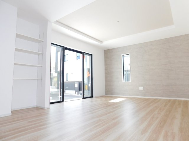 名古屋市北区西味鋺３丁目の新築一戸建の居間・リビング|◇リビング◇　　南面で明るいリビング１８．８帖　おしゃれなアクセントクロスのリビング♪