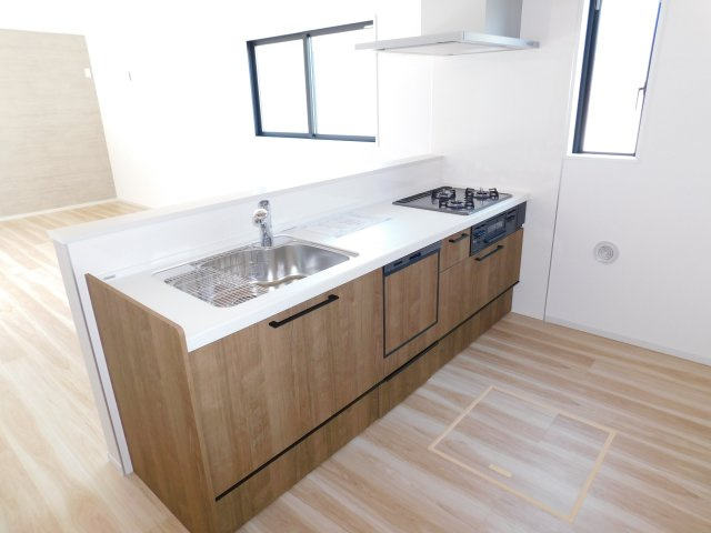 名古屋市北区西味鋺３丁目の新築一戸建のキッチン|◇キッチン◇　　人気の対面式・人造大理石カウンター・浄水器一体型水栓・静音仕様シンク・食洗機・薄型換気扇・Ｓｉセンサーコンロ（３口）・床下収納庫など