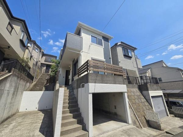 横浜市港南区笹下６丁目の中古一戸建の前面道路含む現地写真|車通りが少ない為、小さなお子様にも安心です。
是非一度、現地へ起こしください。