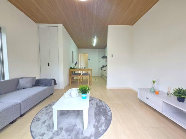 横浜市港南区笹下６丁目の中古一戸建の居間・リビング|自慢したくなるリビング！
形も良く家具の配置にも困りません。