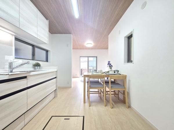 横浜市港南区笹下６丁目の中古一戸建の居間・リビング|家族が自然と集まるリビングは
落ち着きのある空間です♪