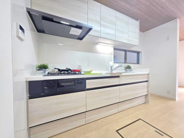 横浜市港南区笹下６丁目の中古一戸建のキッチン|広々としたキッチンは、
落ち着いて料理が出来ます！