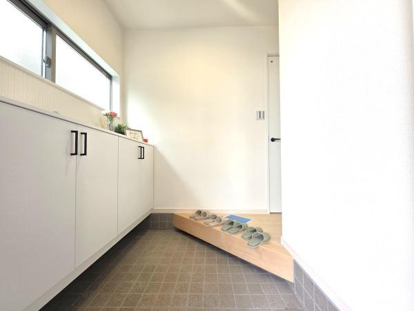 横浜市港南区笹下６丁目の中古一戸建の玄関|収納豊富な玄関です。
この明るい玄関が気持ちよく家族を迎え入れます♪
