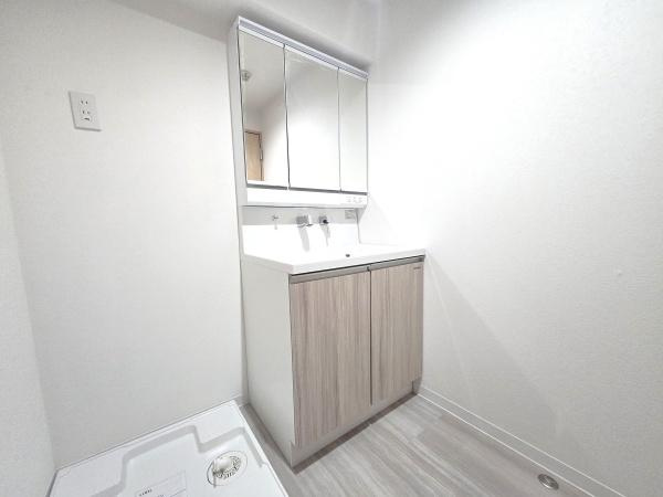 ポートハイム第２吉野町の独立洗面台|広々とした洗面室には三面鏡付き独立洗面台！