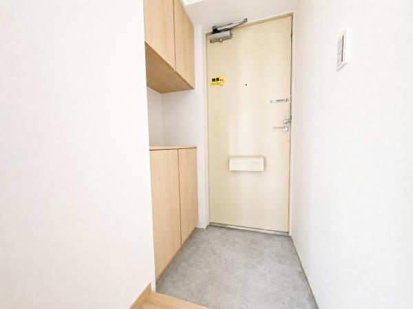 ポートハイム第２吉野町の玄関|収納豊富な玄関です。
この明るい玄関が気持ちよく家族を迎え入れます♪