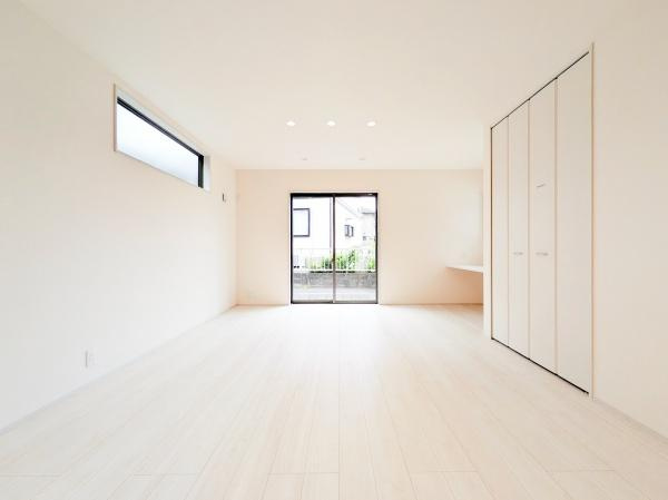 横浜市緑区東本郷４丁目の新築一戸建の居間・リビング|対面式のキッチンはお料理中でも家族とのお話も弾みます。
