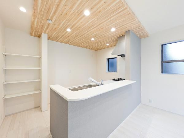 横浜市緑区東本郷４丁目の新築一戸建のキッチン|パントリー付き！
パントリーがあるとキッチン周りをきれいに保てますね！