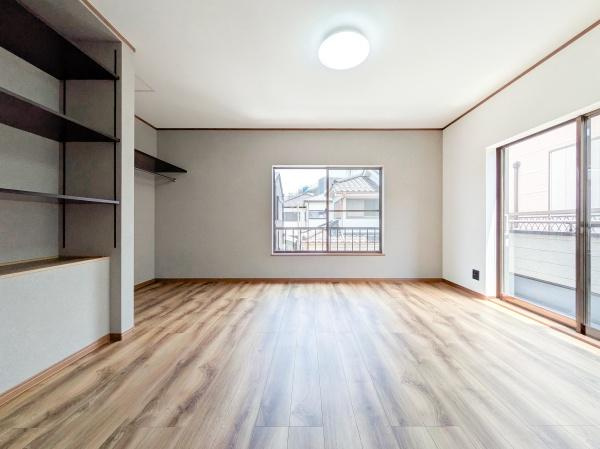 横浜市鶴見区上末吉５丁目の中古一戸建の洋室|二面採光の明るく、落ち着きのある洋室！
休日はこちらでおくつろぎ下さい♪