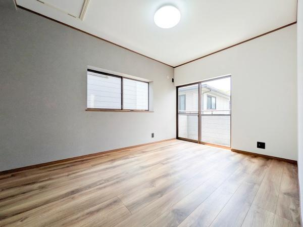 横浜市鶴見区上末吉５丁目の中古一戸建の洋室|窓からの光が嬉しい洋室です。
収納もあり、荷物が多い方にも安心です♪
