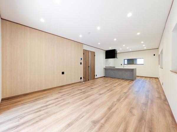 横浜市鶴見区上末吉５丁目の中古一戸建の居間・リビング|家族が自然と集まるリビングは
落ち着きのある空間です♪